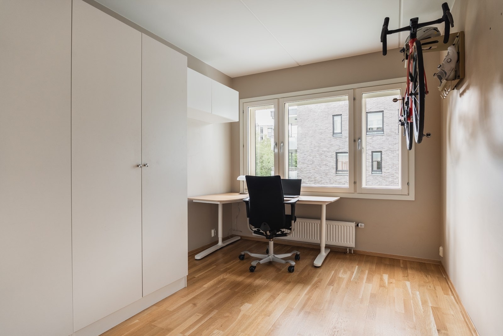 Soverom 2 - også av god størrelse med plass til dobbeltseng og rikelig med skapplass. Galleribilde