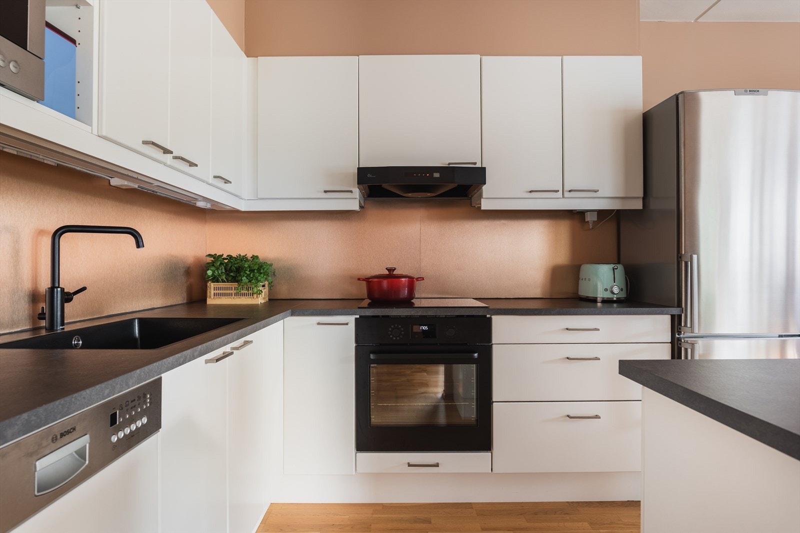 Kjøkken ble modernisert i 2024 med ny benkeplate, vask, blandebatteri, stekeovn, platetopp, ventilator og veggplater over benk. Galleribilde