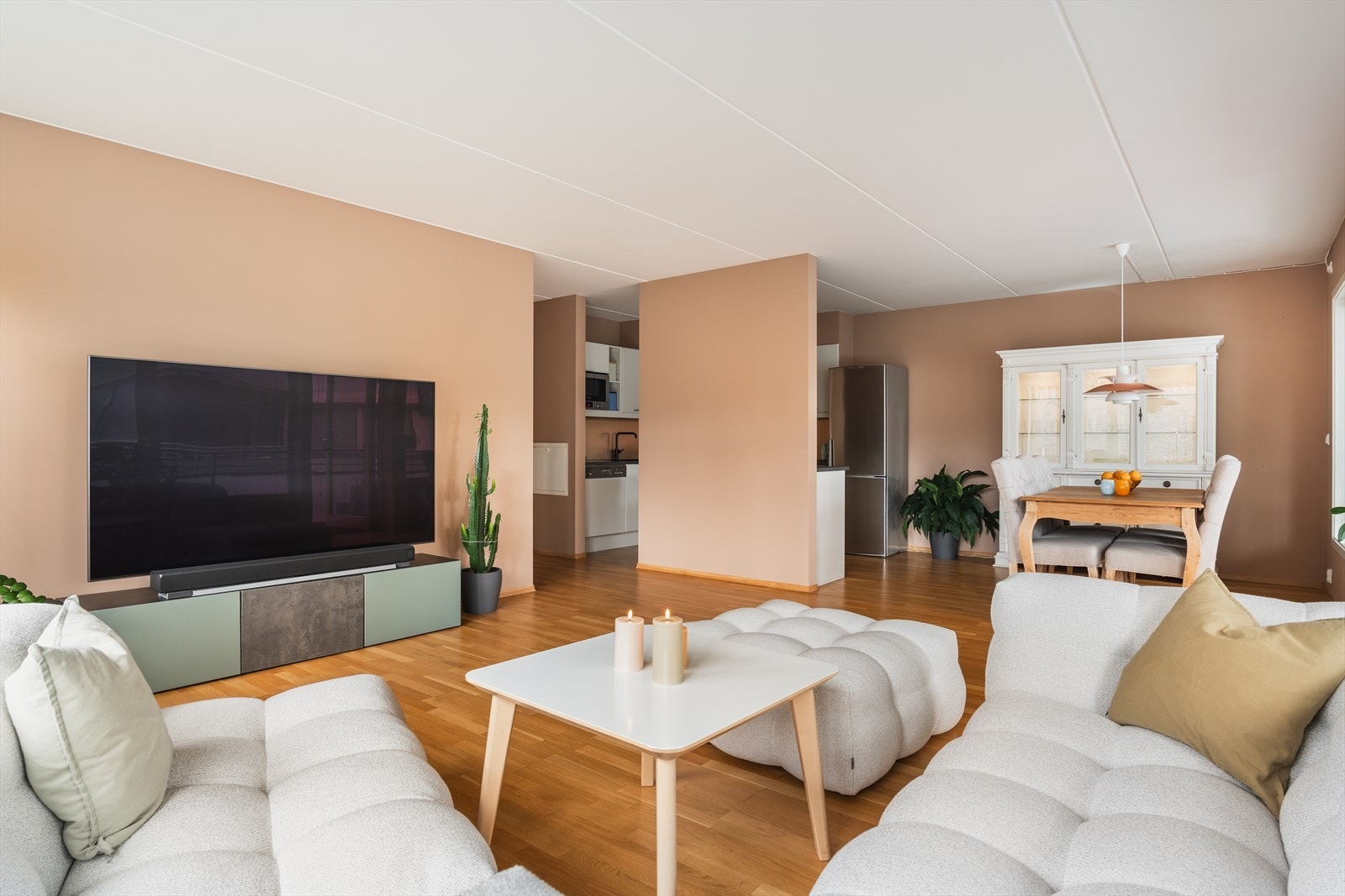 Stor stue som gir god plass til generøs sofagruppe og naturlig plassering av mediemøbler på motsatt vegg. Galleribilde