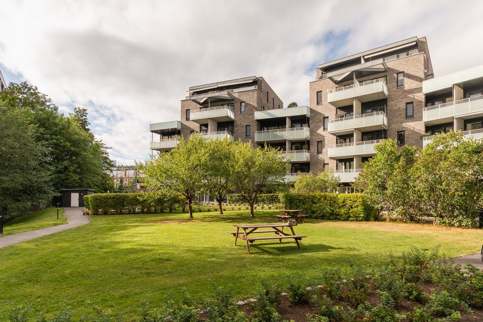 Her får man en lettvint hverdag med gode kollektivtilbud (tog/trikk/buss), hyggelige restauranter, og et bredt utvalg butikker med både Harbitz Torg og Karenlyst Allé rett i nærheten. Galleribilde
