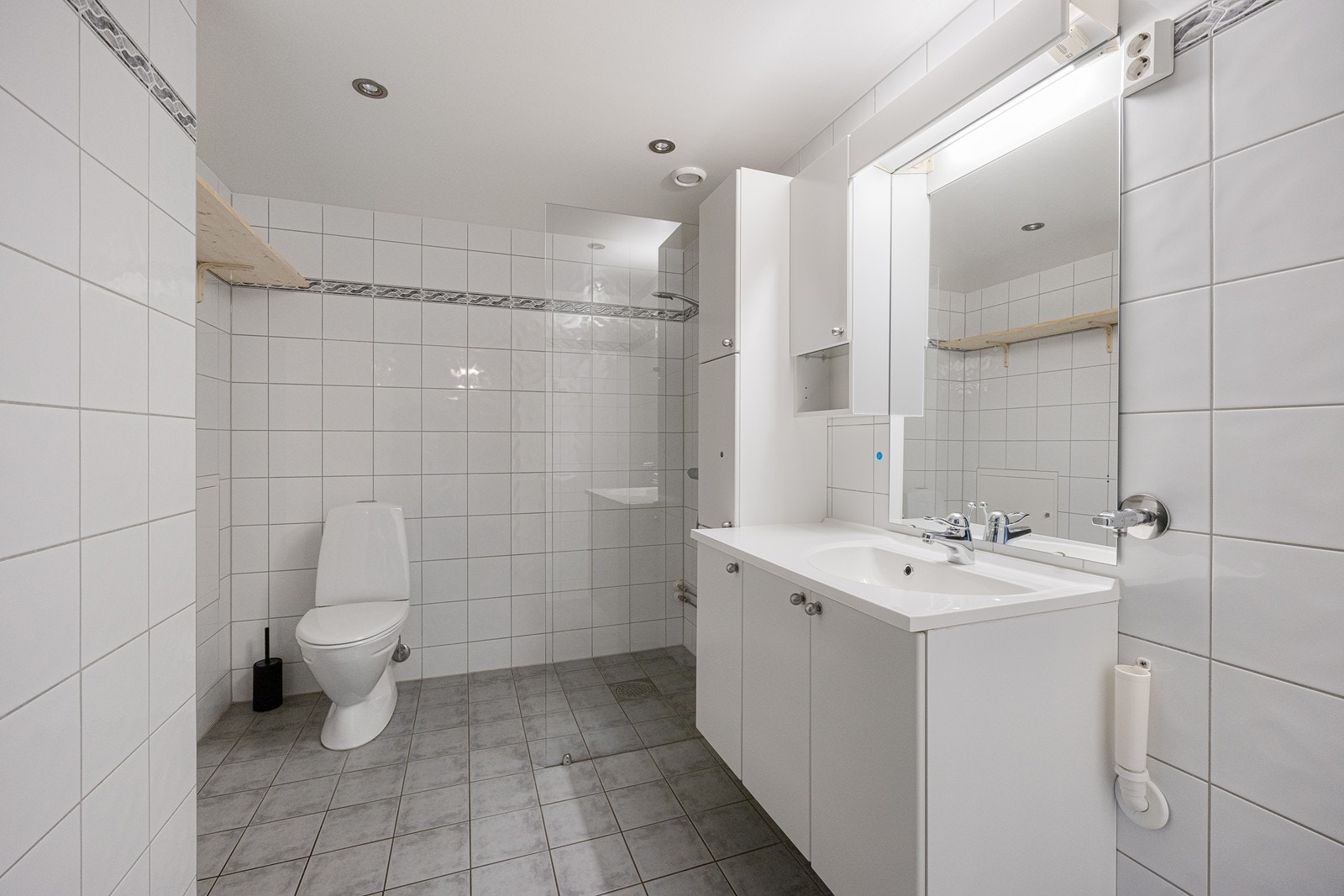 Fint flislagt bad med gulvvarme. Galleribilde