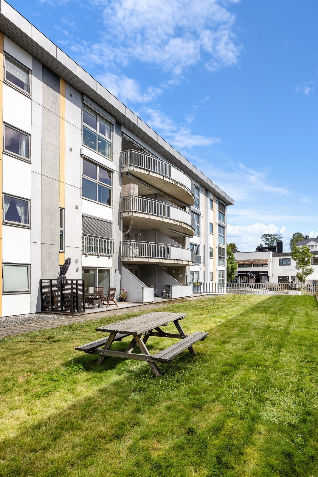 Fasade Høvlerigata 2. Fine fellesområder opparbeidet med plen. Galleribilde