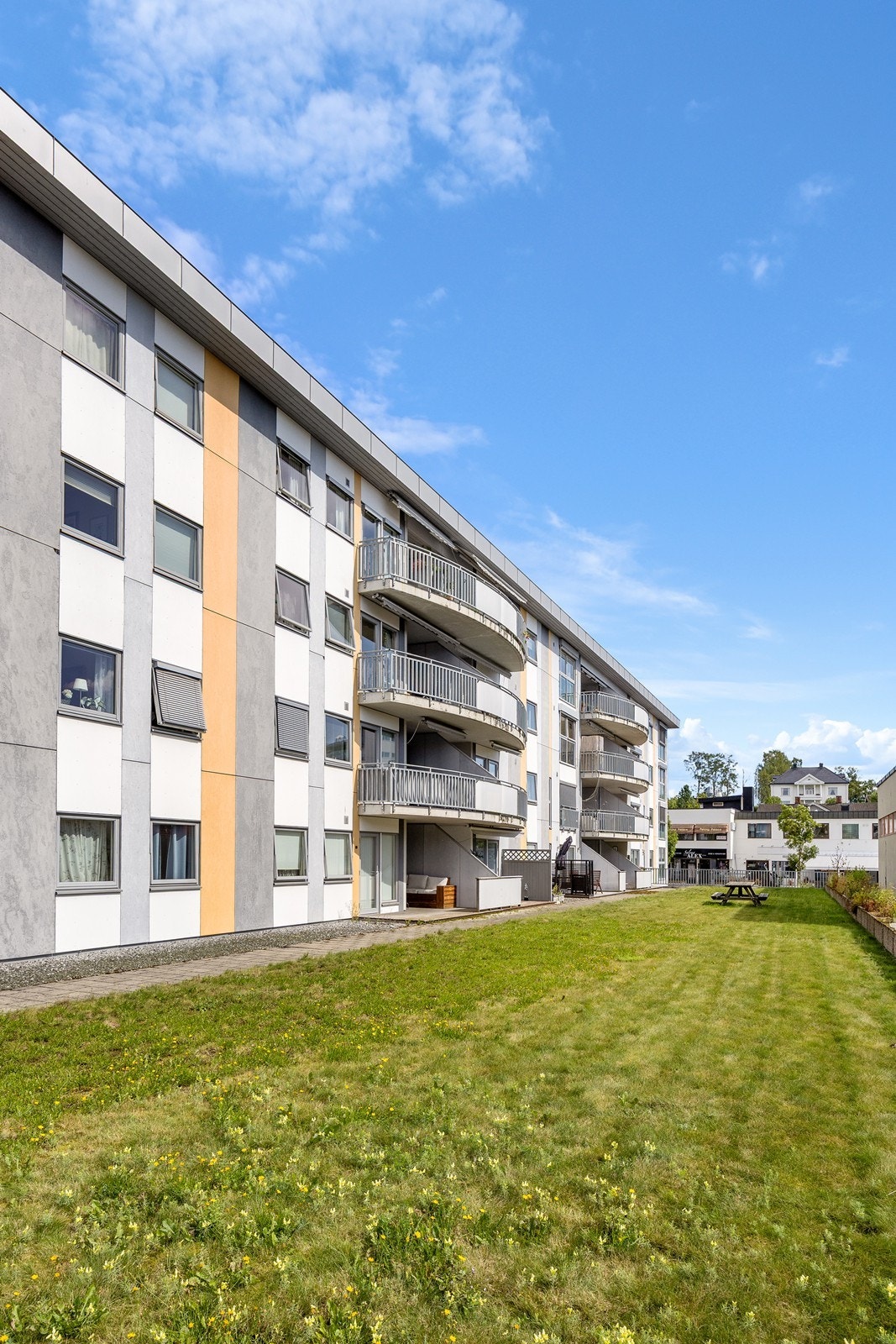 Leiligheten ligger i Årnes Amfi, midt i Årnes sentrum. Galleribilde