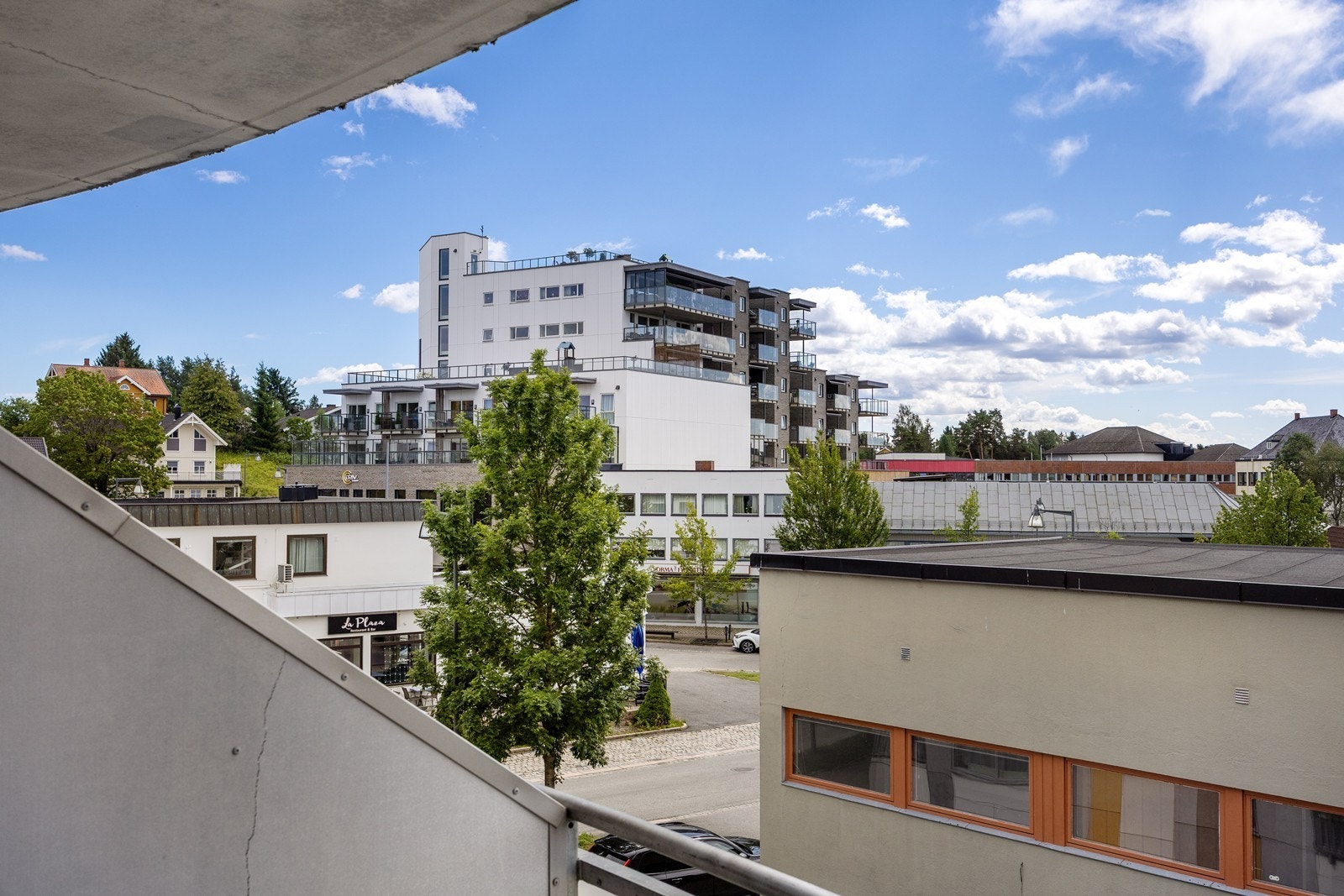 God utsikt mot Årnes sentrum fra balkongen. Galleribilde