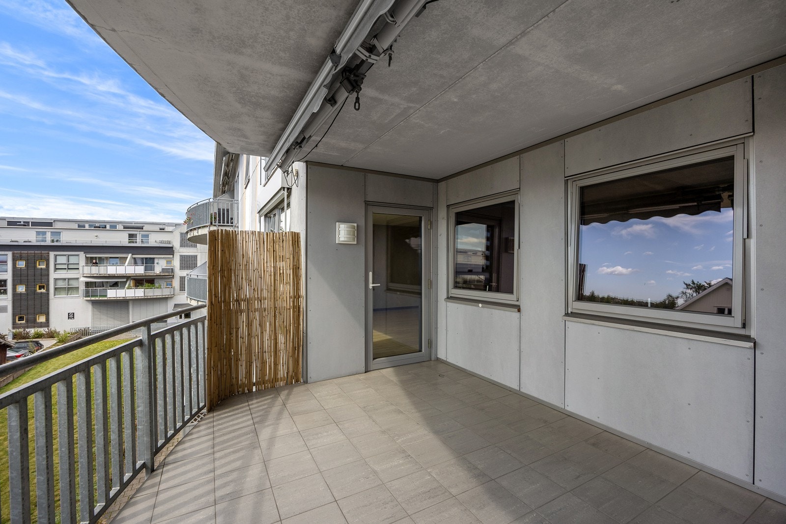 Balkongen er på hele 15 kvm. Her har du god plass til utemøblement. Galleribilde