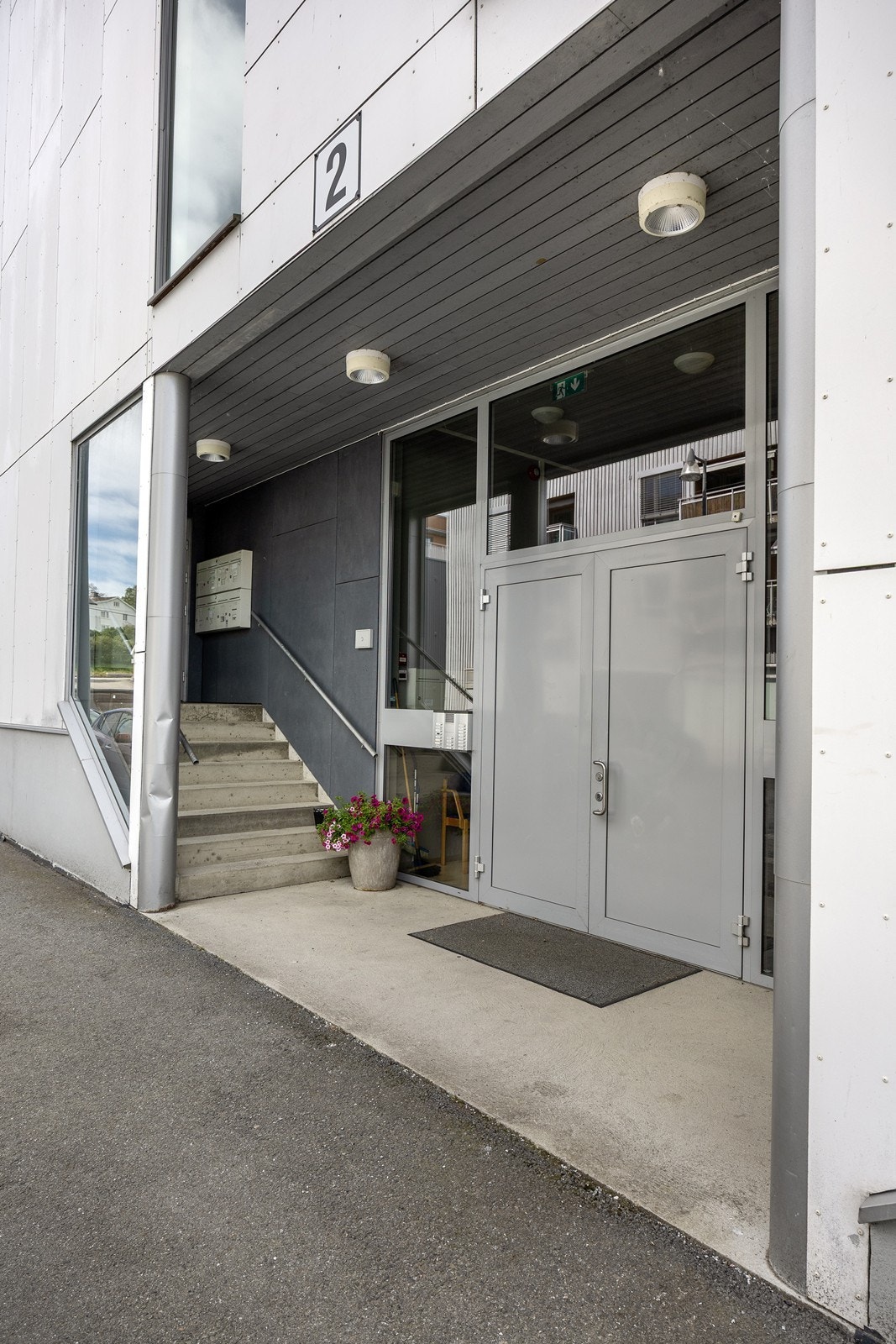 Leiligheten har felles inngangsparti ifra gateplan. Det er heis i bygget. Galleribilde