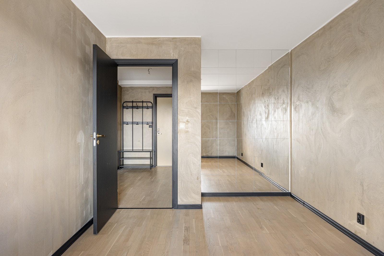 Soverom med speil på en vegg. Galleribilde