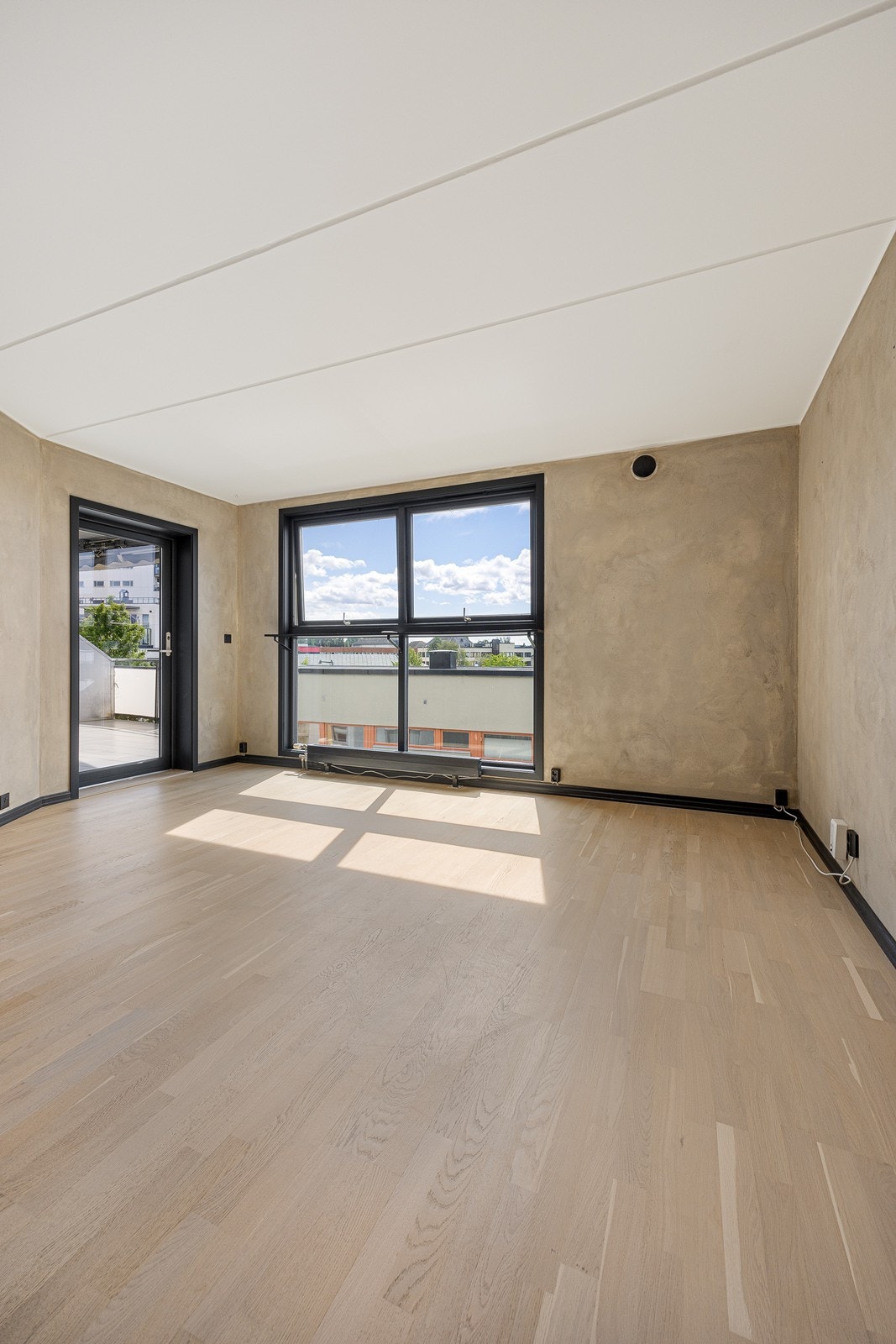 Stue med gode lysforhold. Galleribilde