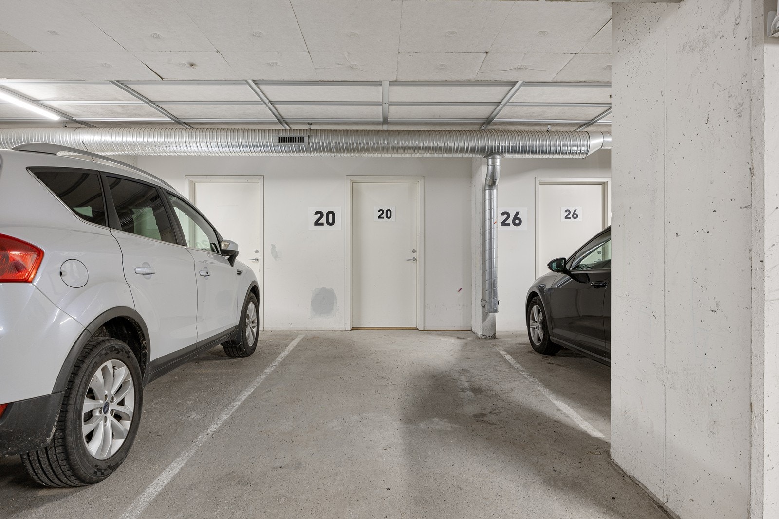 Det medfølger en garasjeplass (nr. 20) med tilhørende bod i bakkant. Galleribilde