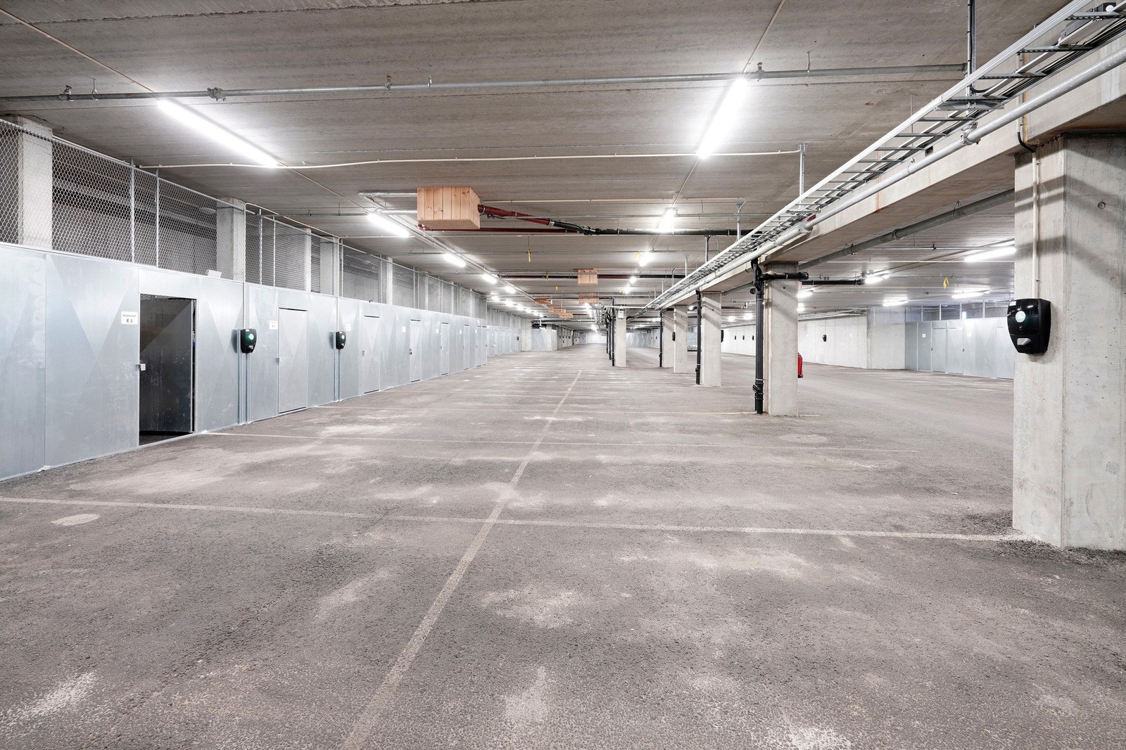 To parkeringsplasser i rekke i felles garasje med elbillader fra Zaptec. Galleribilde