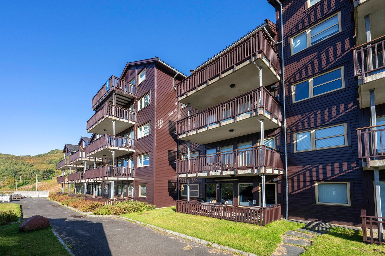 Denne typen fritidsbolig passer for deg som vil komme til ferdig brøytet vei og varm leilighet. Her kan du parkere bilen i garasjen og raskt installere deg for helgen. Galleribilde