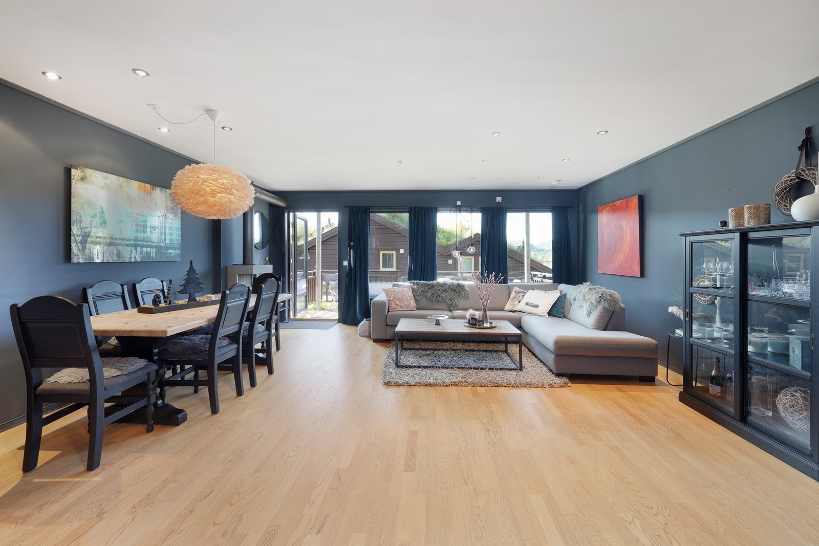 Romslig stue med god plass til sofa og spisebord Galleribilde