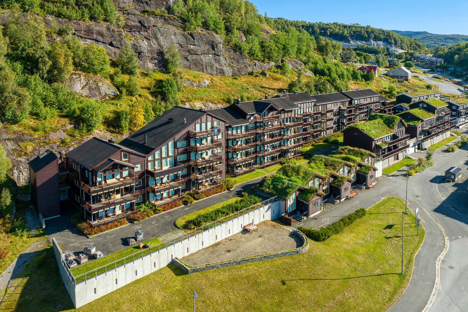 Velkommen til Sinnes Panorama! Leiligheten ligger fint til i byggets første etasje, med utsikt over fjellheimen. Galleribilde