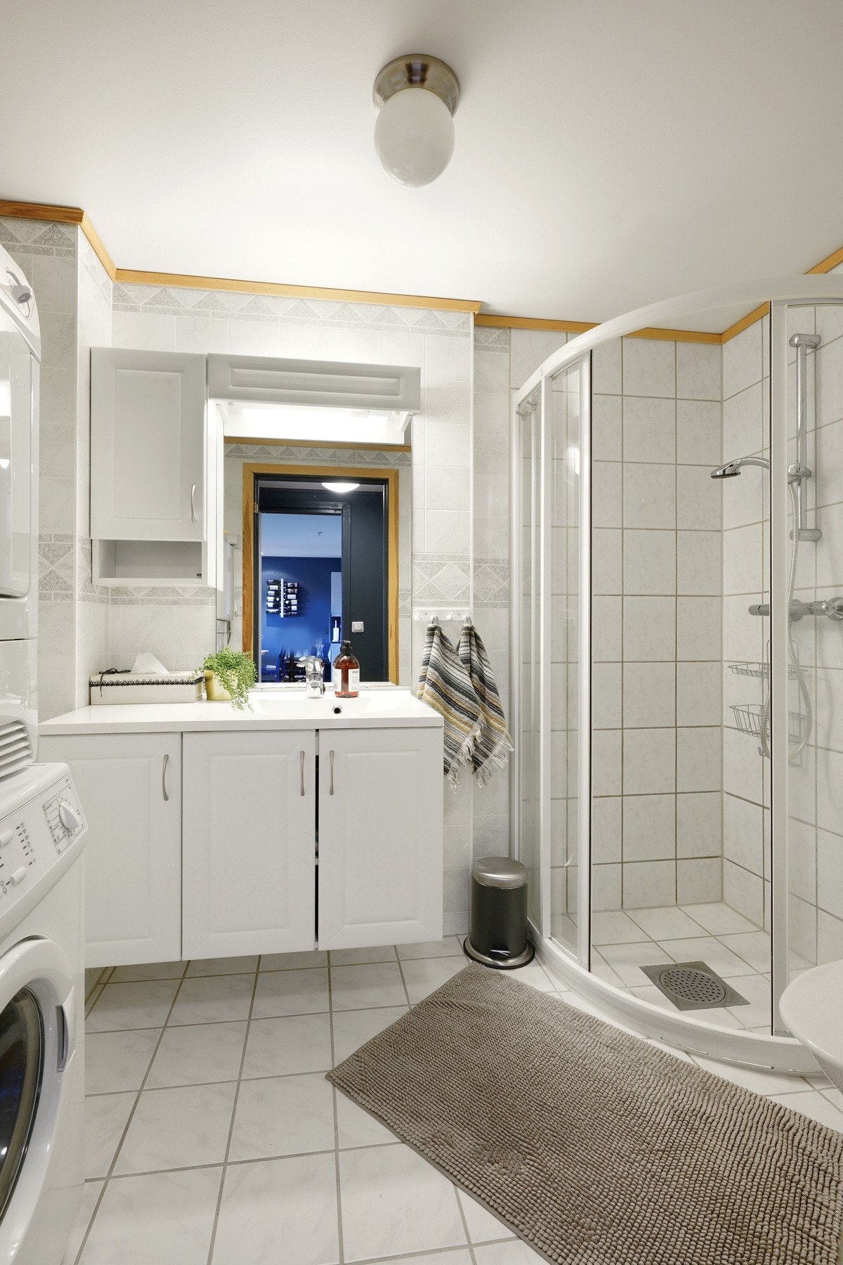 Bad nr. 2 med opplegg til vaskemaskin og tørketrommel. Galleribilde