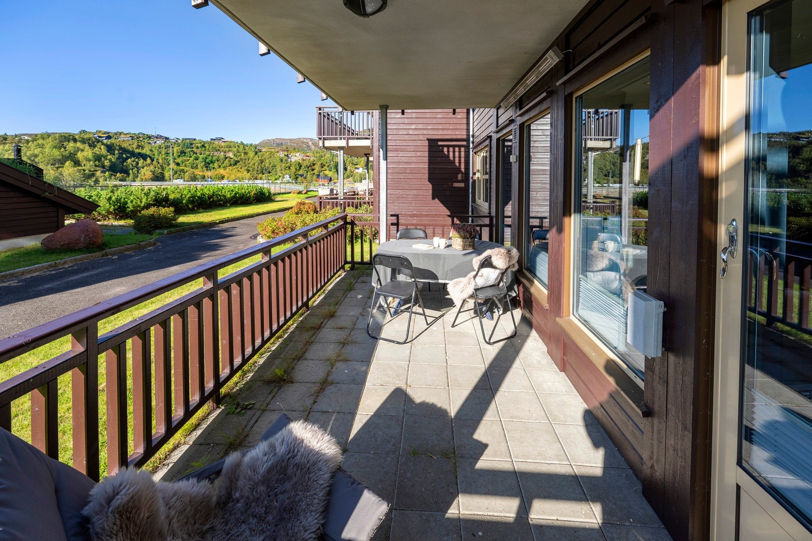 Fra stuen er det utgang til en terrasse mot sør med fine solforhold Galleribilde