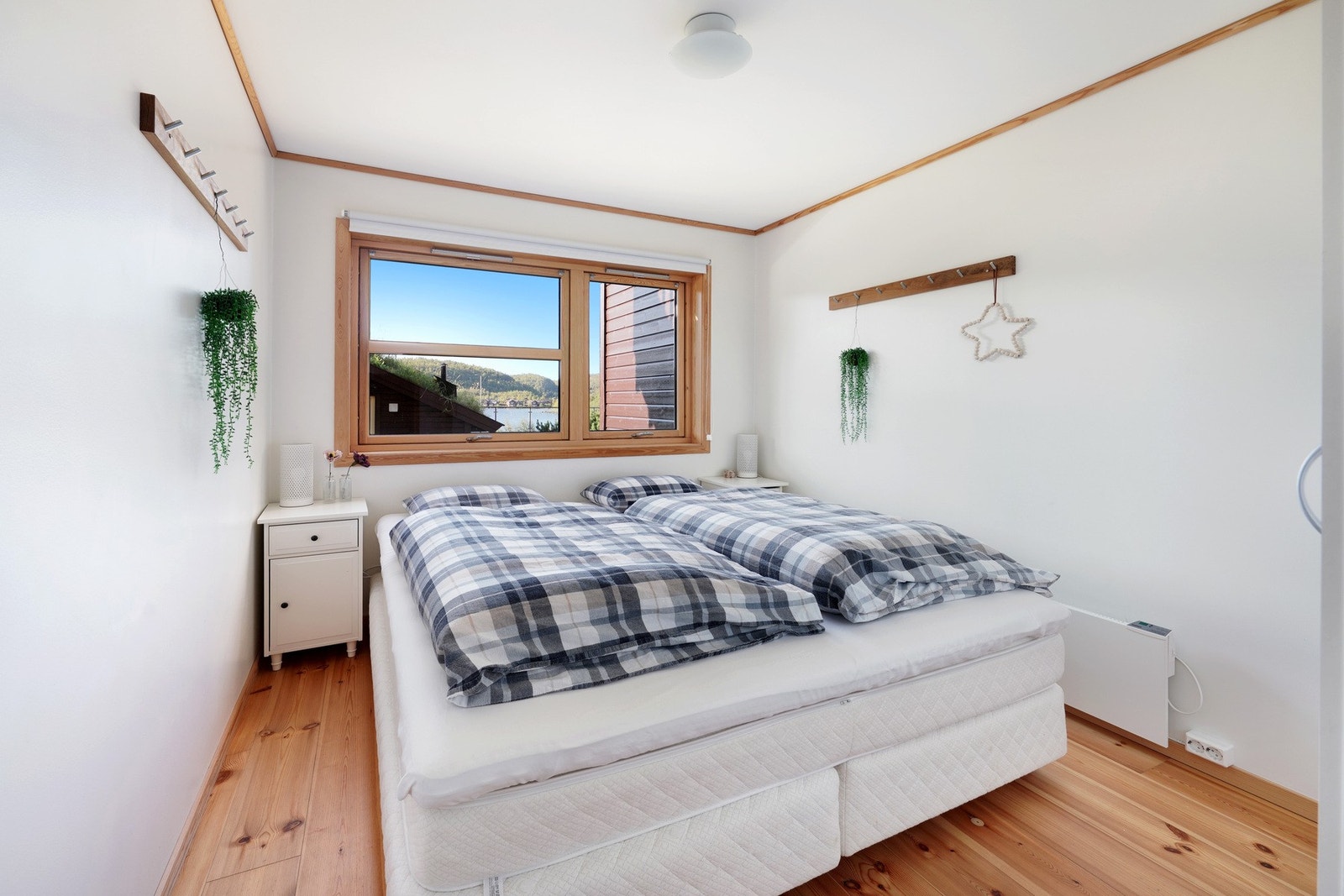 Hovedsoverom har fin utsikt og plass til dobbeltseng Galleribilde