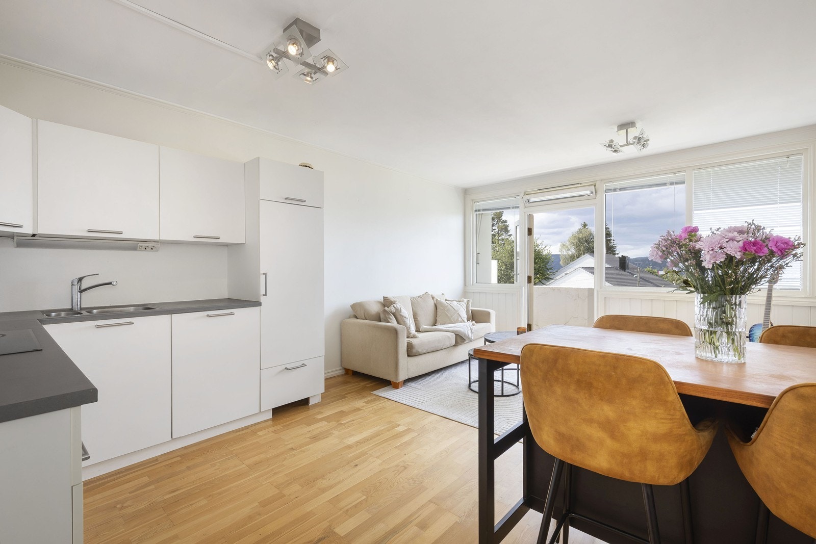 Lys og åpen leilighet i delikate farger Galleribilde