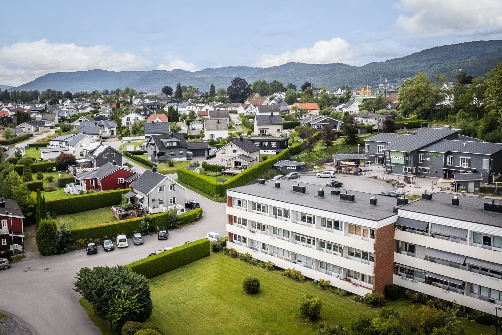 boligen ligger fint til i et familievennlig og rolig område Galleribilde