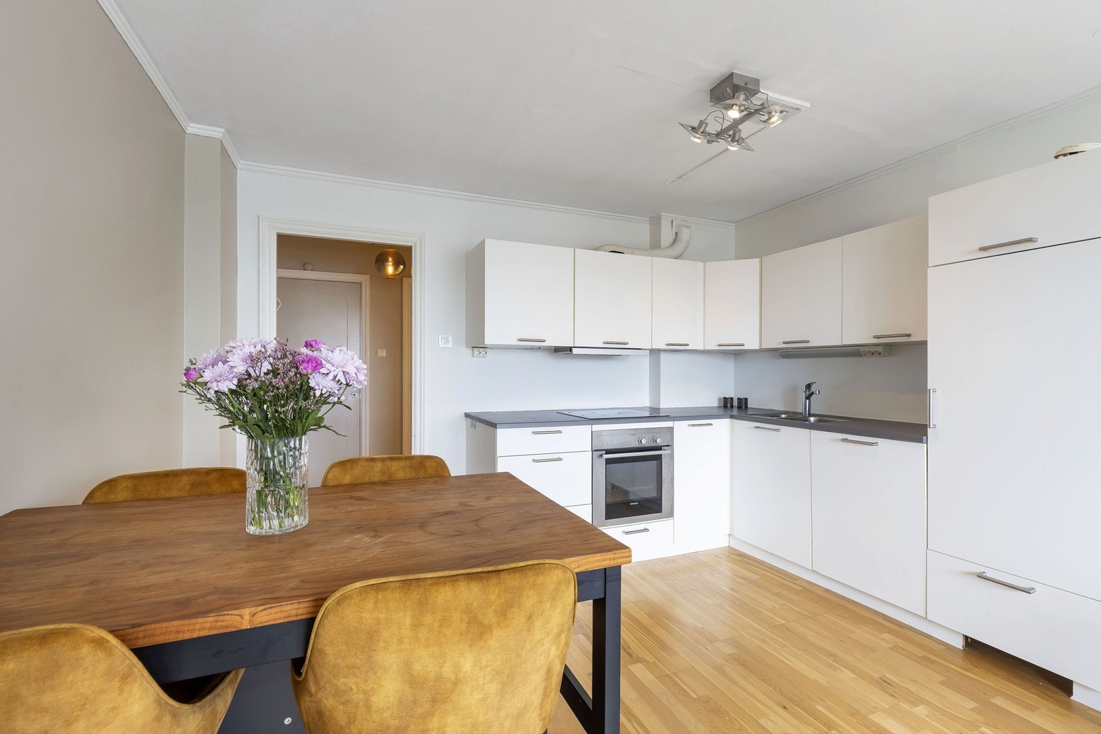 Funksjonelt kjøkken med over- og underskap som gir gode oppbevaringsmuligheter Galleribilde