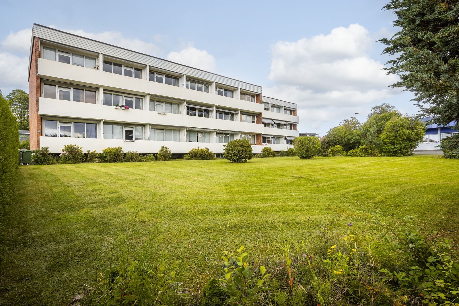 Boligen ligger fint til med vestvendt balkong og utsikt ut over Skien Galleribilde