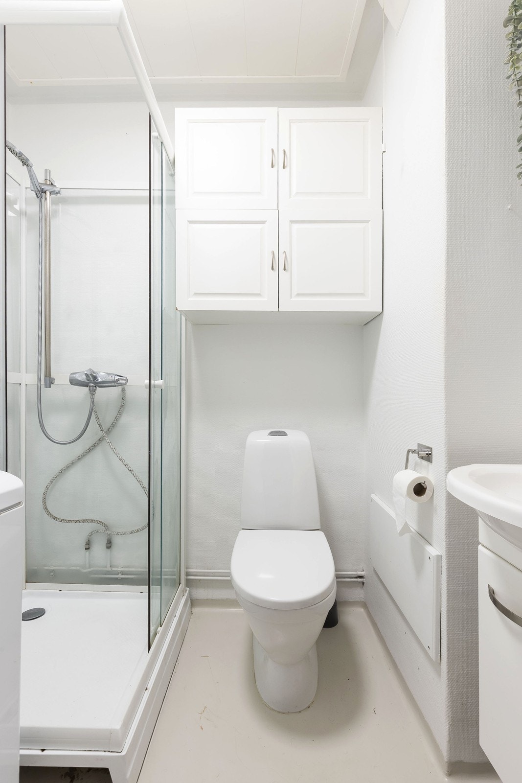 Badet er utstyrt med servant og underskap, speil med oppbevaringsplass og et ekstra skap Galleribilde