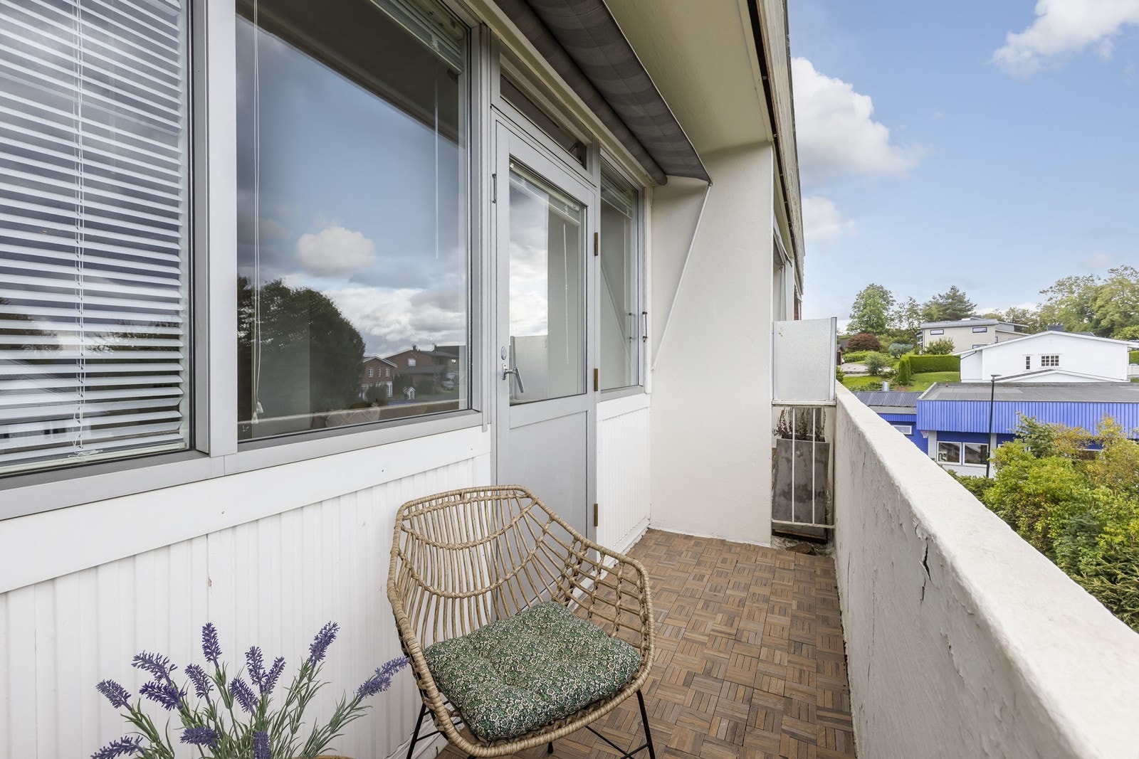 Ut fra stuen kommer du ut til en koselig, vestvendt og svært solrik balkong Galleribilde