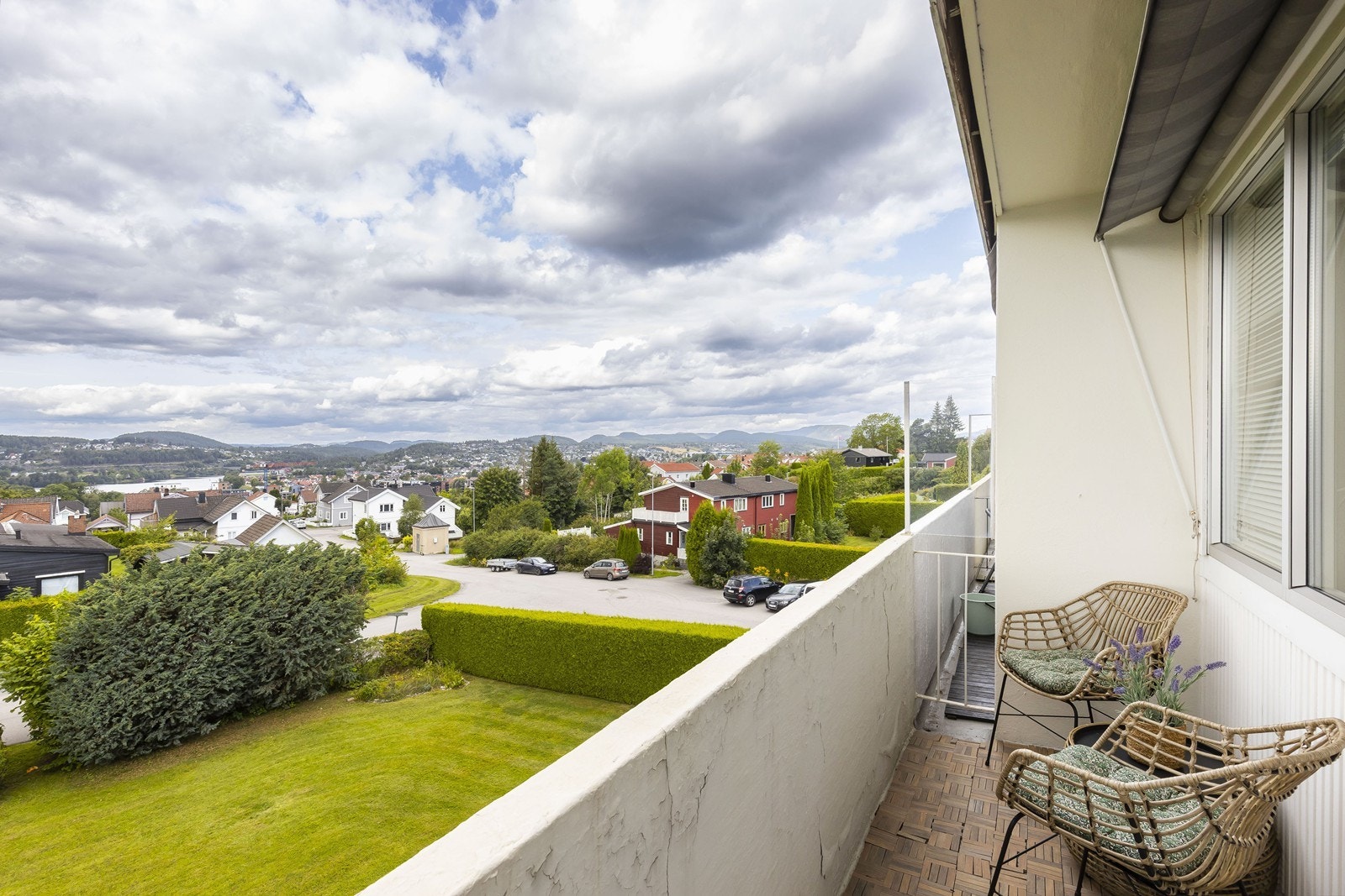 Møblert med stoler og bord blir det en koselig, lun uteplass Galleribilde