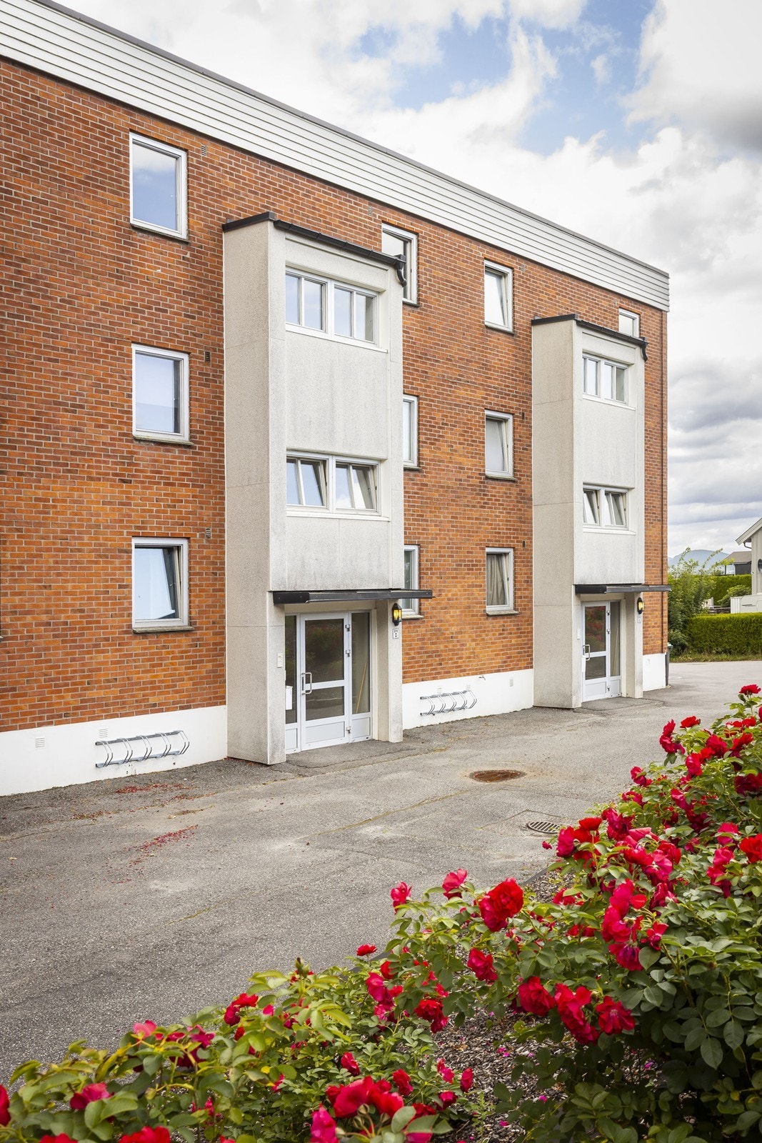 Felles parkeringsplasser for borettslaget på utsiden av bygget Galleribilde