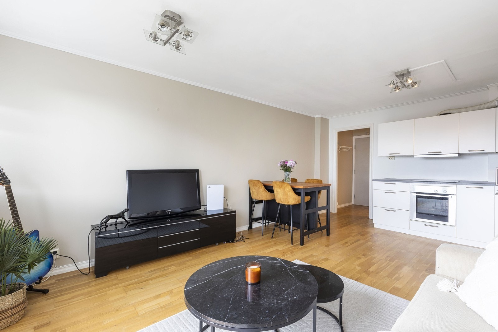 Oversikt over stue og kjøkkenet Galleribilde