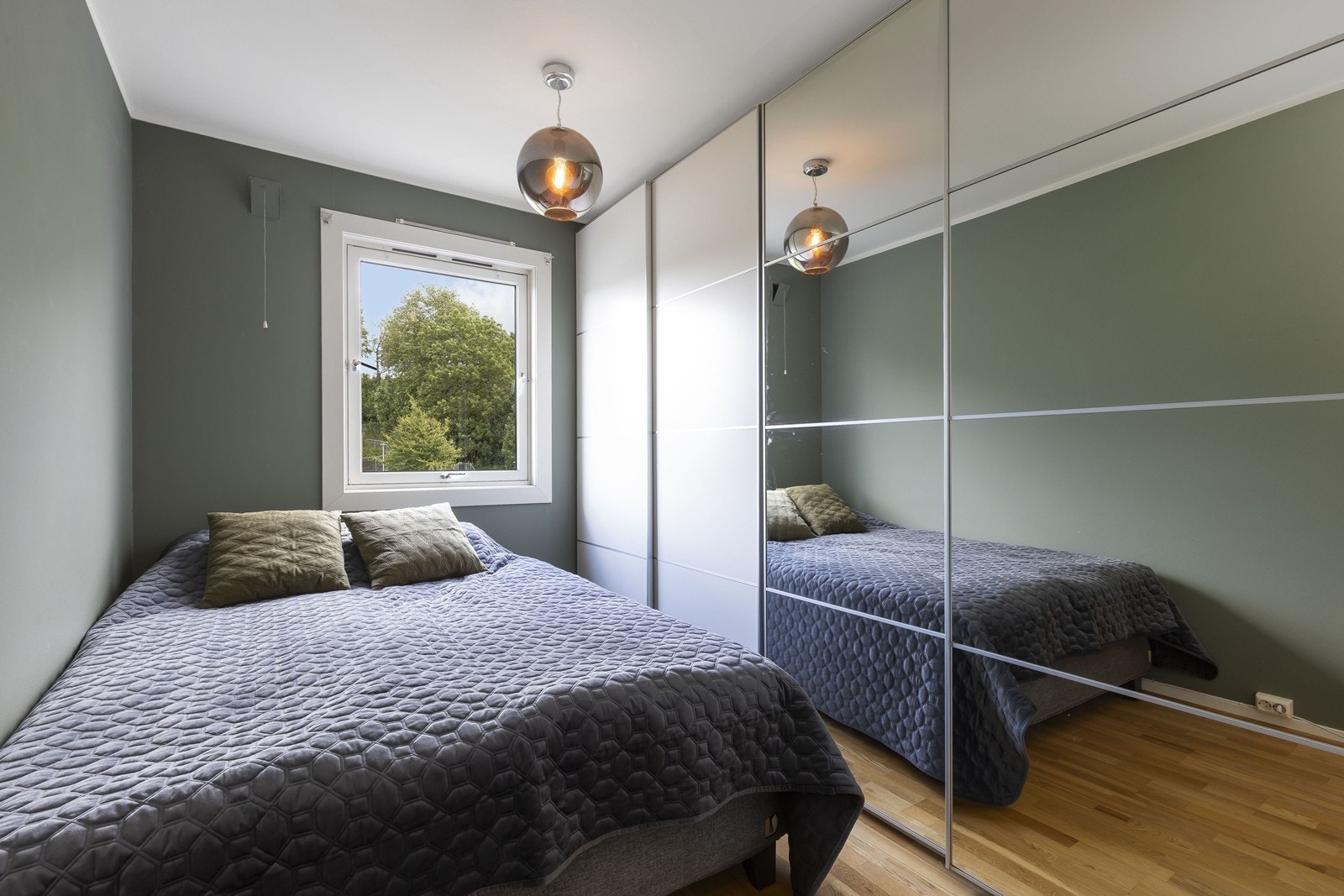 Soverom med stor skyvedørsgarderobe med speil Galleribilde