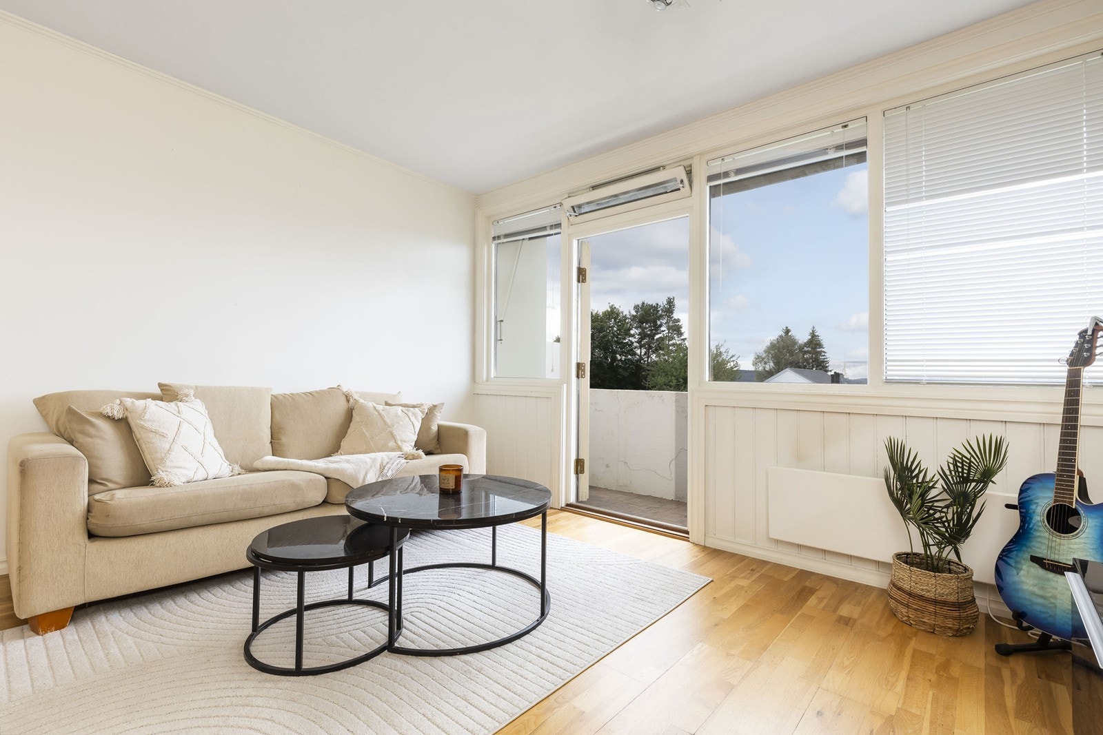 Utgang til balkong fra stuen Galleribilde