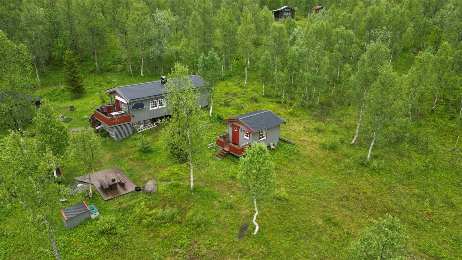 Dette er en eiendom for deg som ønsker ekte hyttefølelse, vakker natur og et sted å skape minner - enten det er sommer med båtliv eller vinter med snøeventyr. Galleribilde