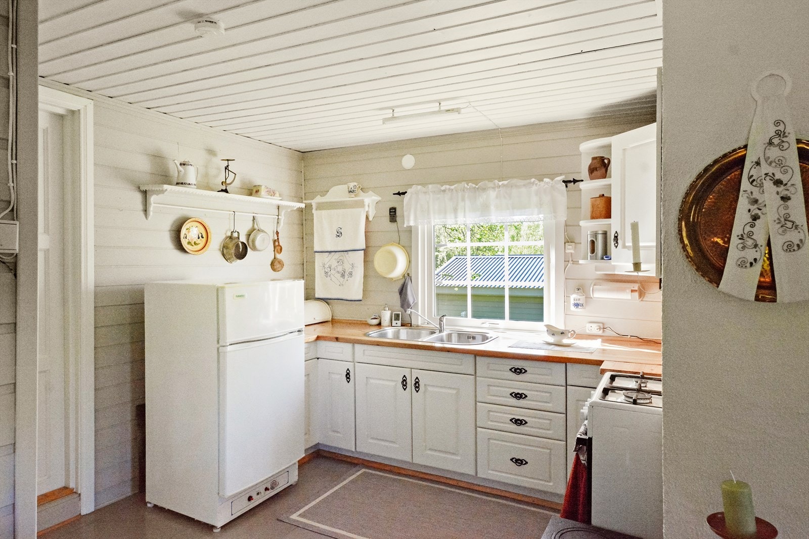 Kjøkkenet er lyst og koselig, med vindu over benken som slipper inn dagslys og gir utsikt mot omgivelsene. Galleribilde