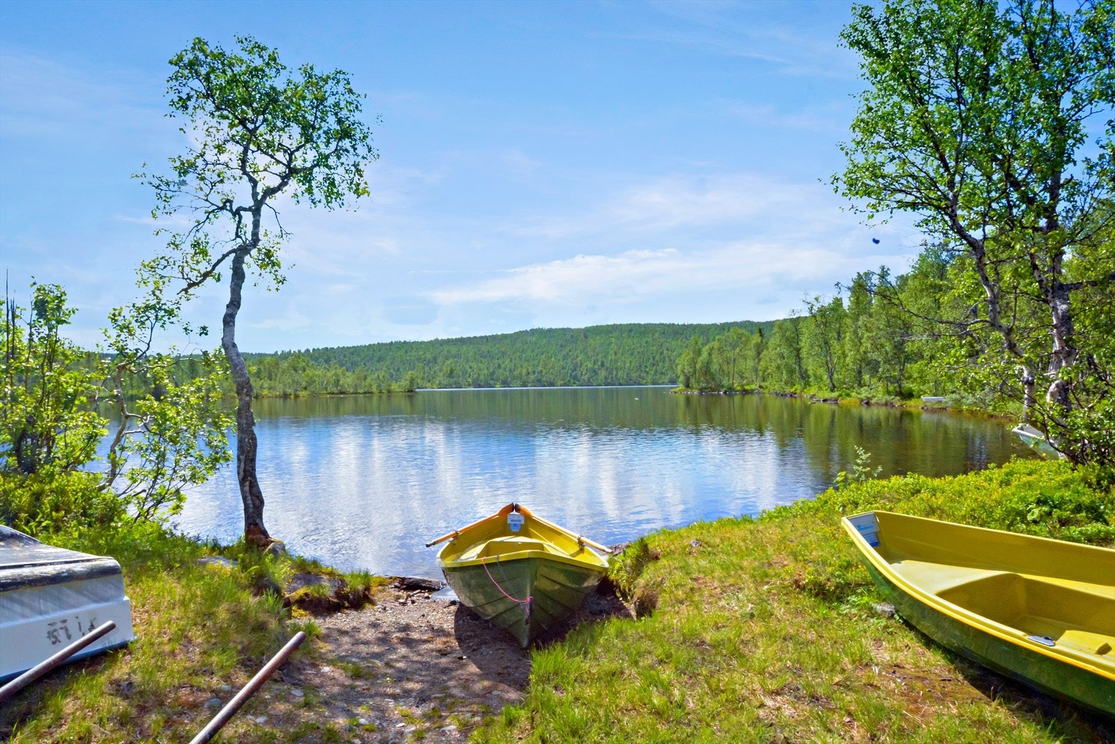 Plass man kommer i land etter rotur over Nergluggvatnet. Bare noen meter å gå før man kommer til Øvre Gluggvatn og ny båt. Galleribilde