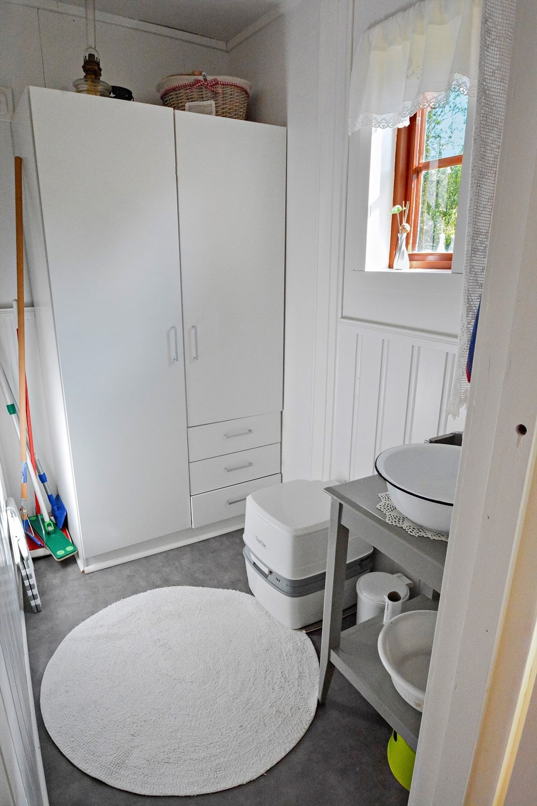 Toalettrom med tørrklosset av merke? Galleribilde