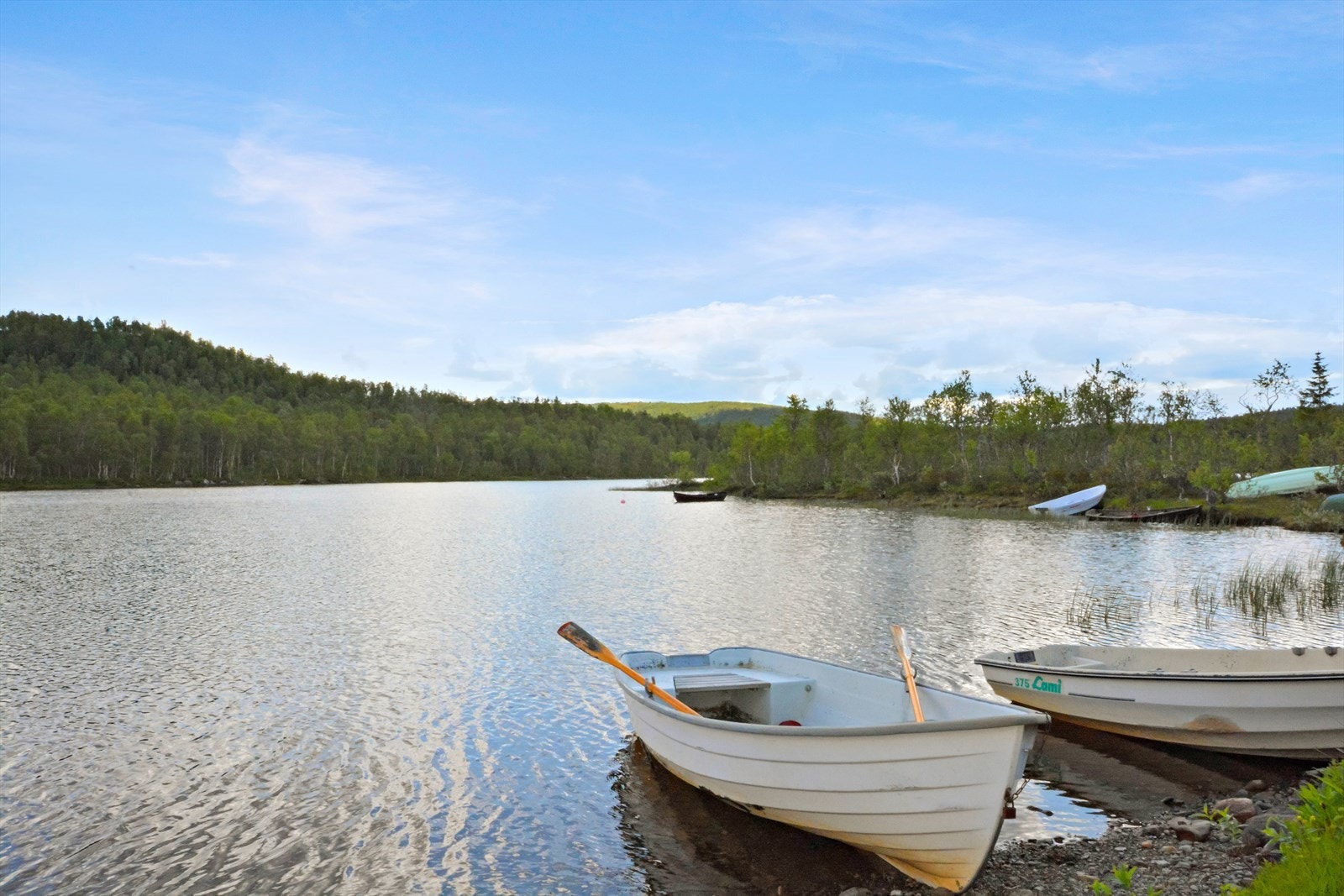 Hytta nås gjennom en reise som er en opplevelse i seg selv. På sommerstid kan man, om man ikke vil gå, ta seg frem med båt over Nergluggvatnet og Øvre Gluggvatnet, omgitt av stillhet, speilblankt vann og vakker natur. Galleribilde