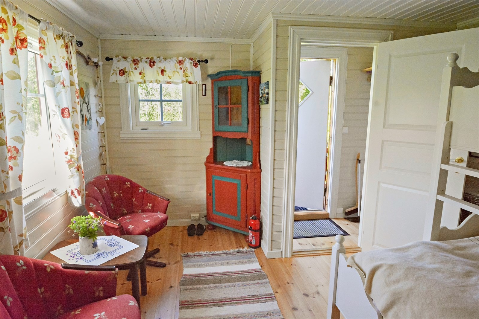 Annekset er som et kombinert oppholdrom/soverom Galleribilde