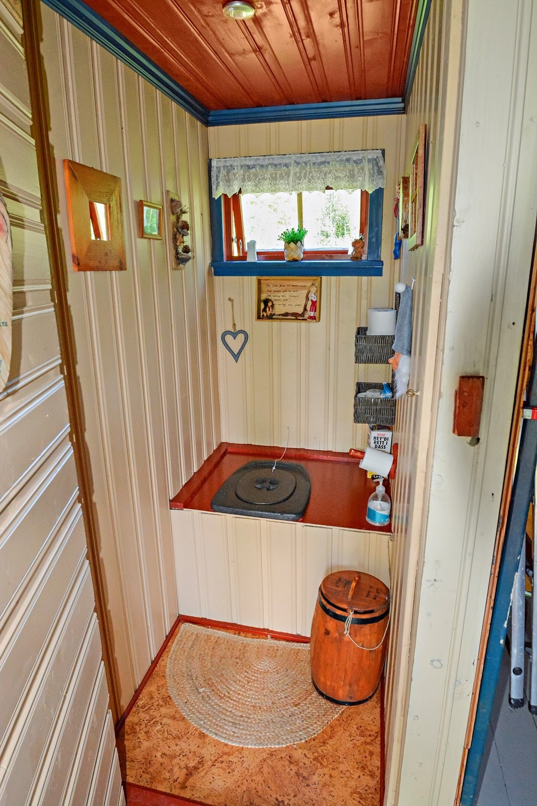 Utedo i uthuset Galleribilde