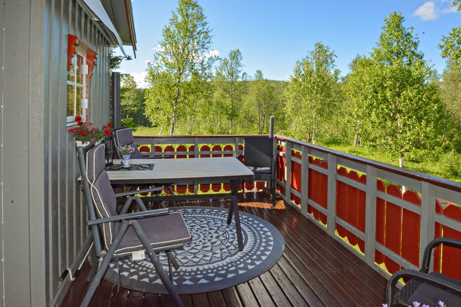 Hytten har en altan ved inngangspartiet på 11 m2 Galleribilde