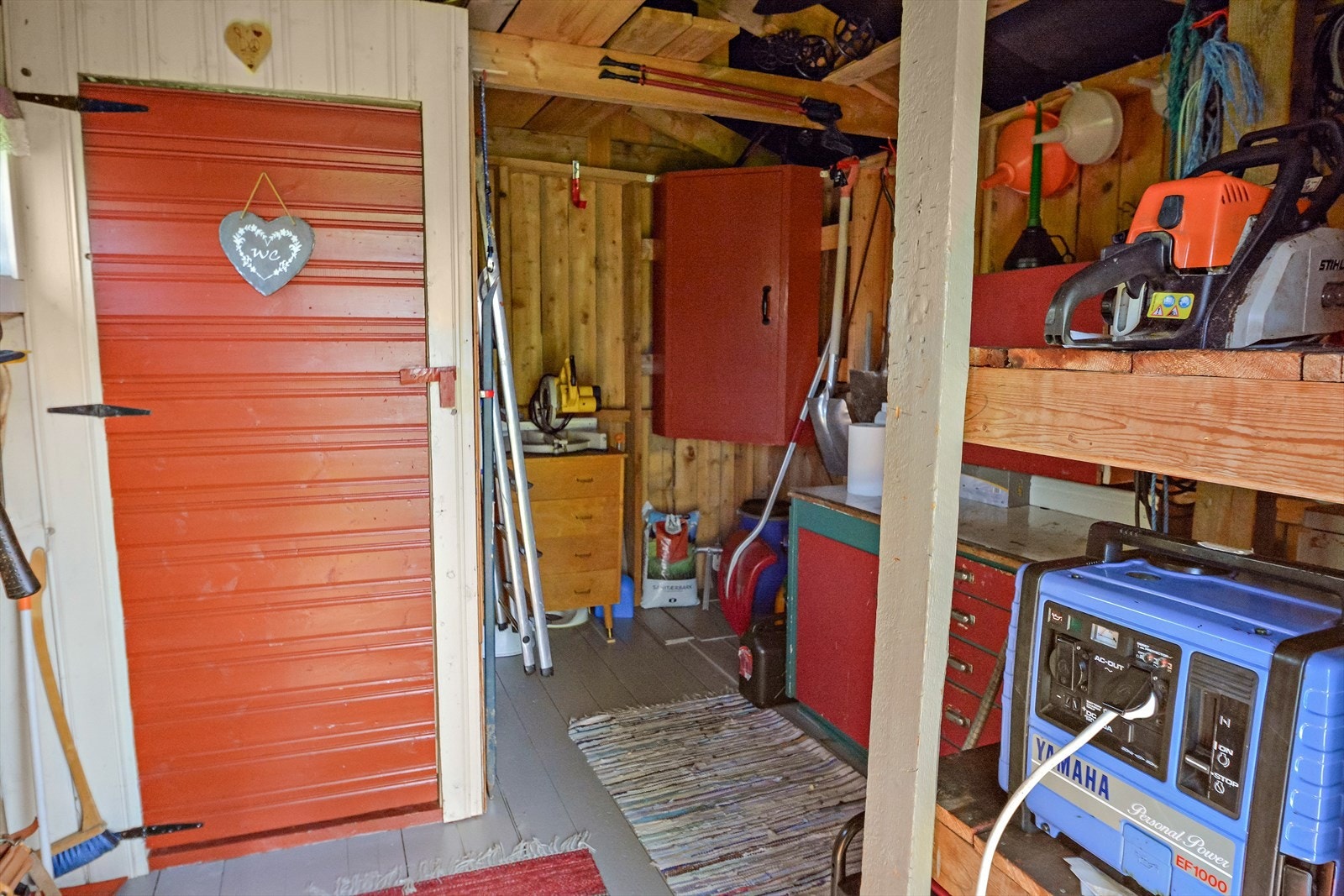 Uthuset med dør inn til utedo. Galleribilde