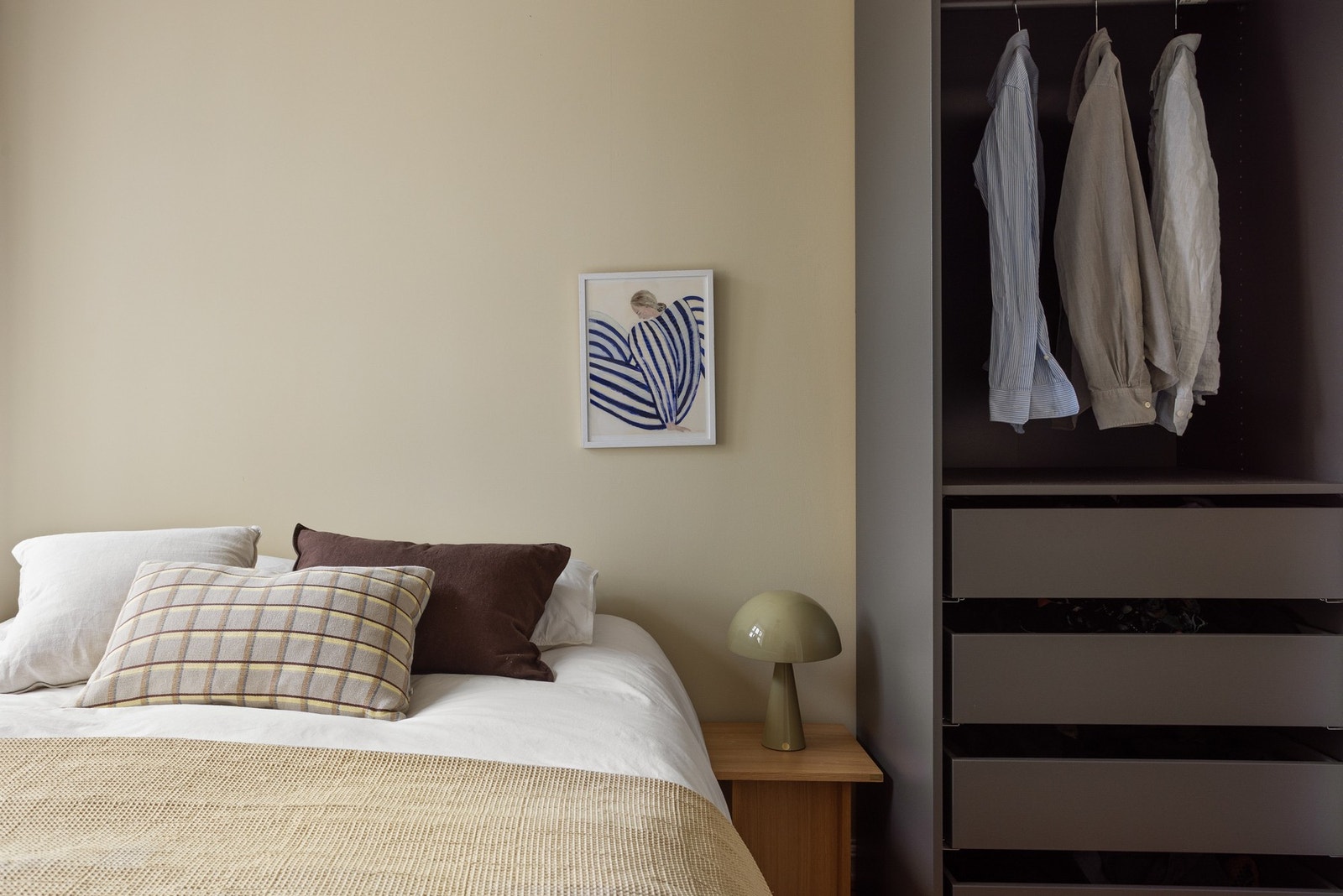 Fin plass til dobbeltseng med tilhørende nattbord. Galleribilde