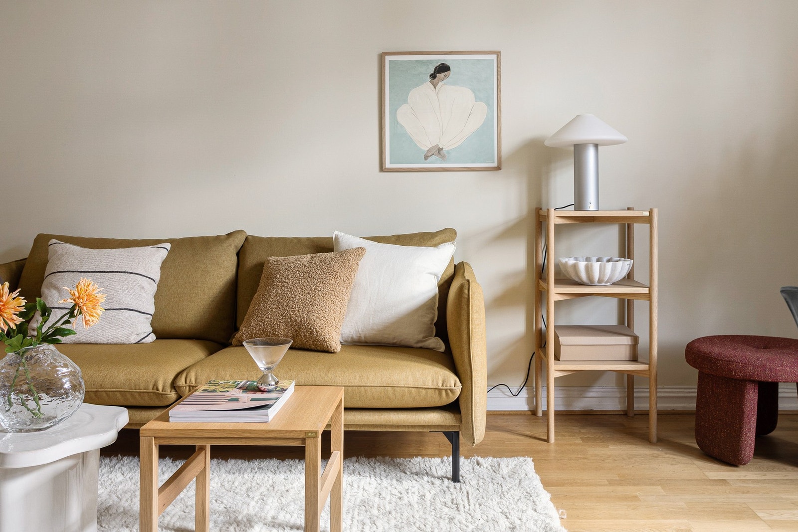 Stuen har fin plass til sofa, salongbord og tilhørende mediemøblement. Galleribilde