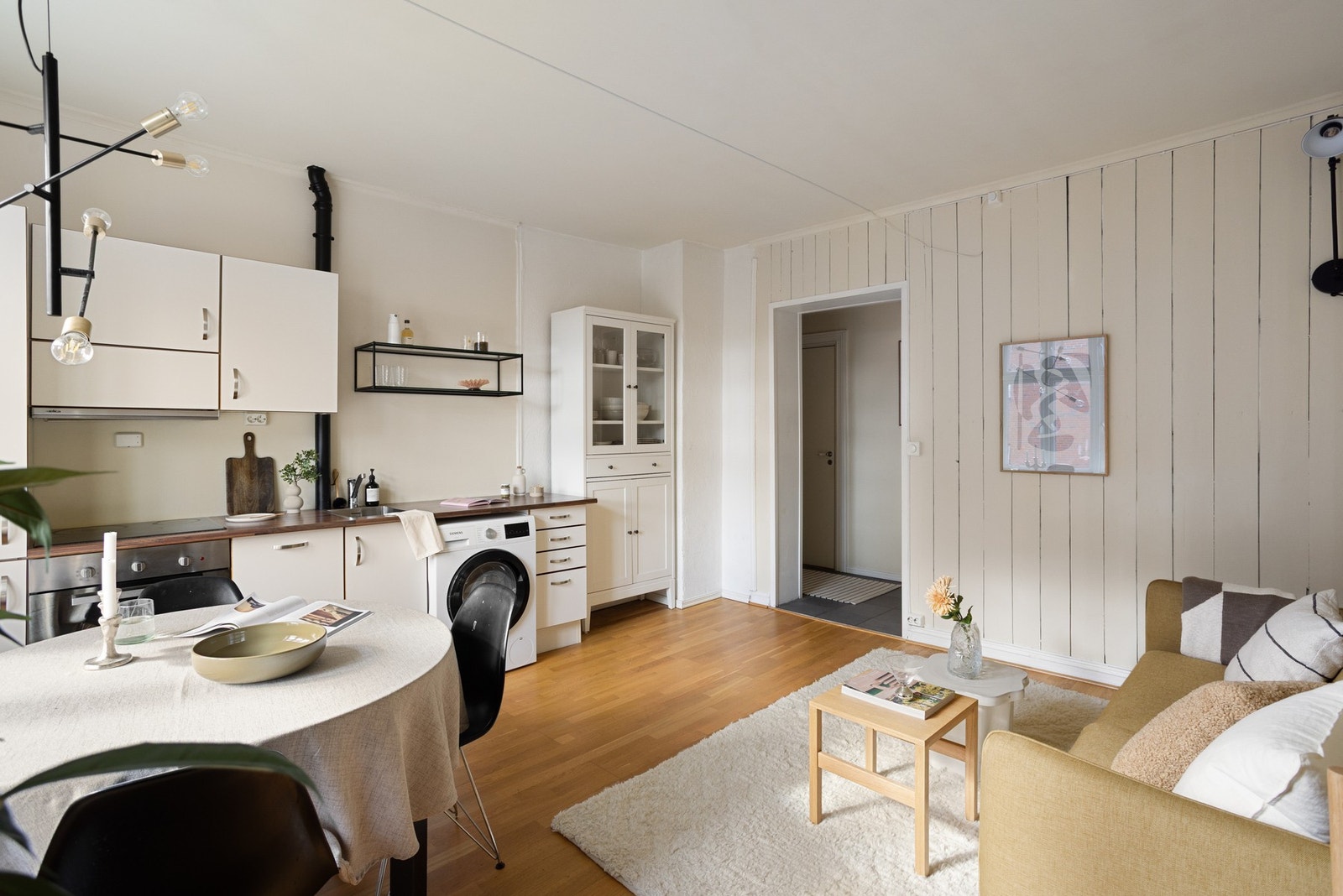 En lys og gjennomgående 2-roms beliggende sentralt på Majorstuen, men likevel tilbaketrukket i en rolig blindvei. Galleribilde