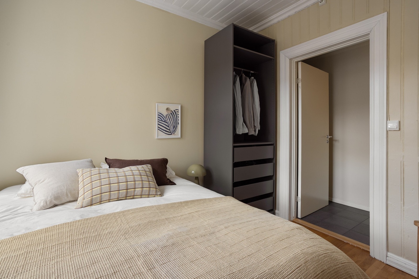 Garderobeskapet medfølger. Galleribilde