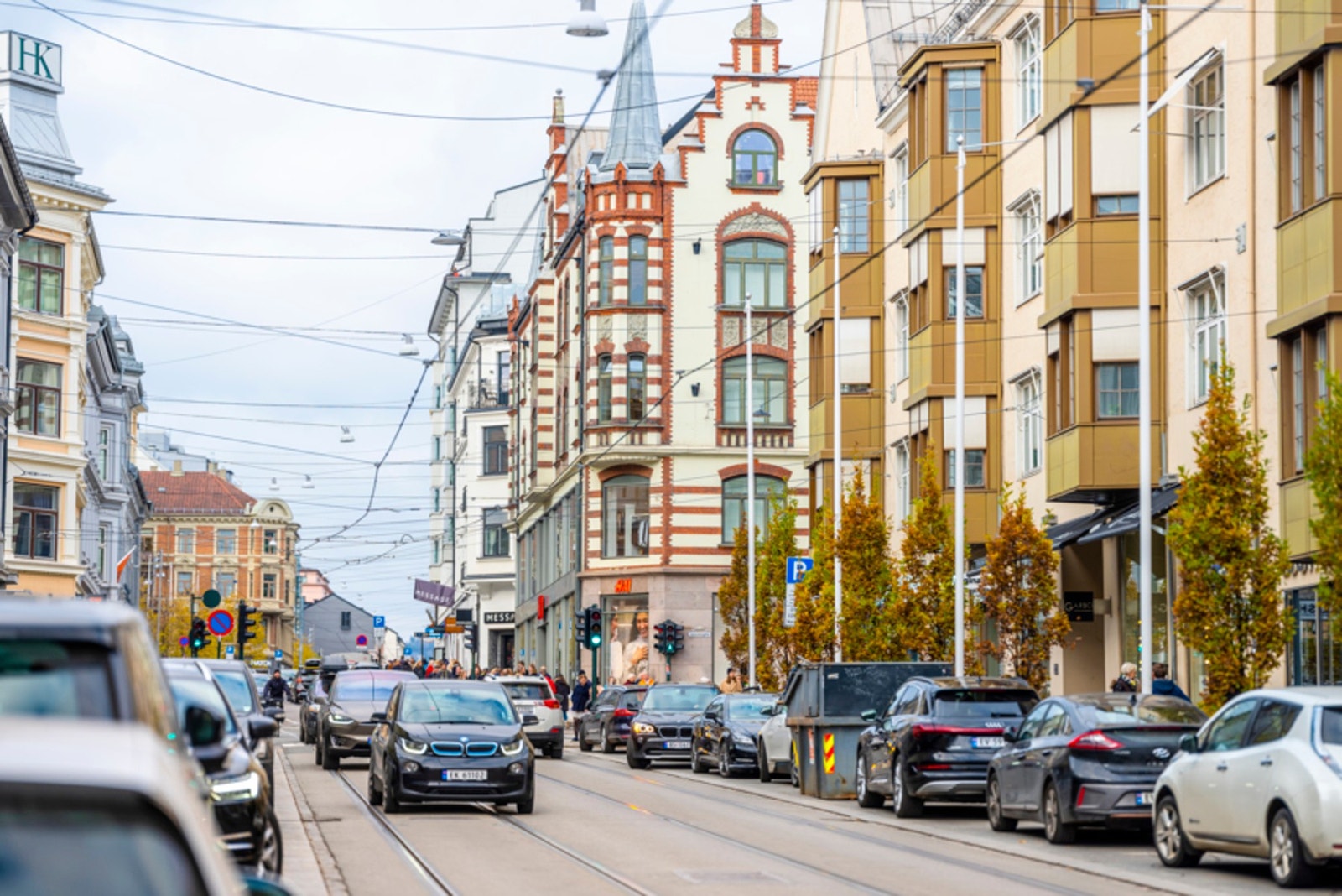 Majorstuen er et knutepunkt for offentlig kommunikasjon, med både buss, trikk og T-bane i de fleste retninger. Galleribilde