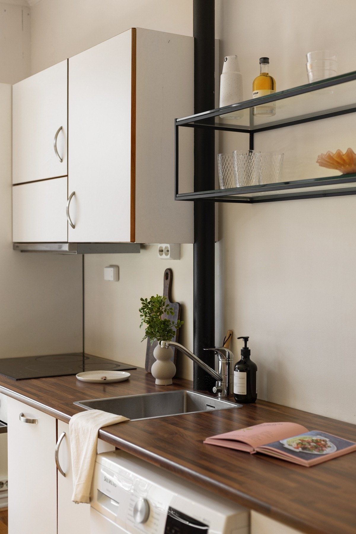 Hvitevarer som komfyr, platetopp, oppvaskmaskin, kjøleskap og vaskemaskin (ny 2025) medfølger. Galleribilde