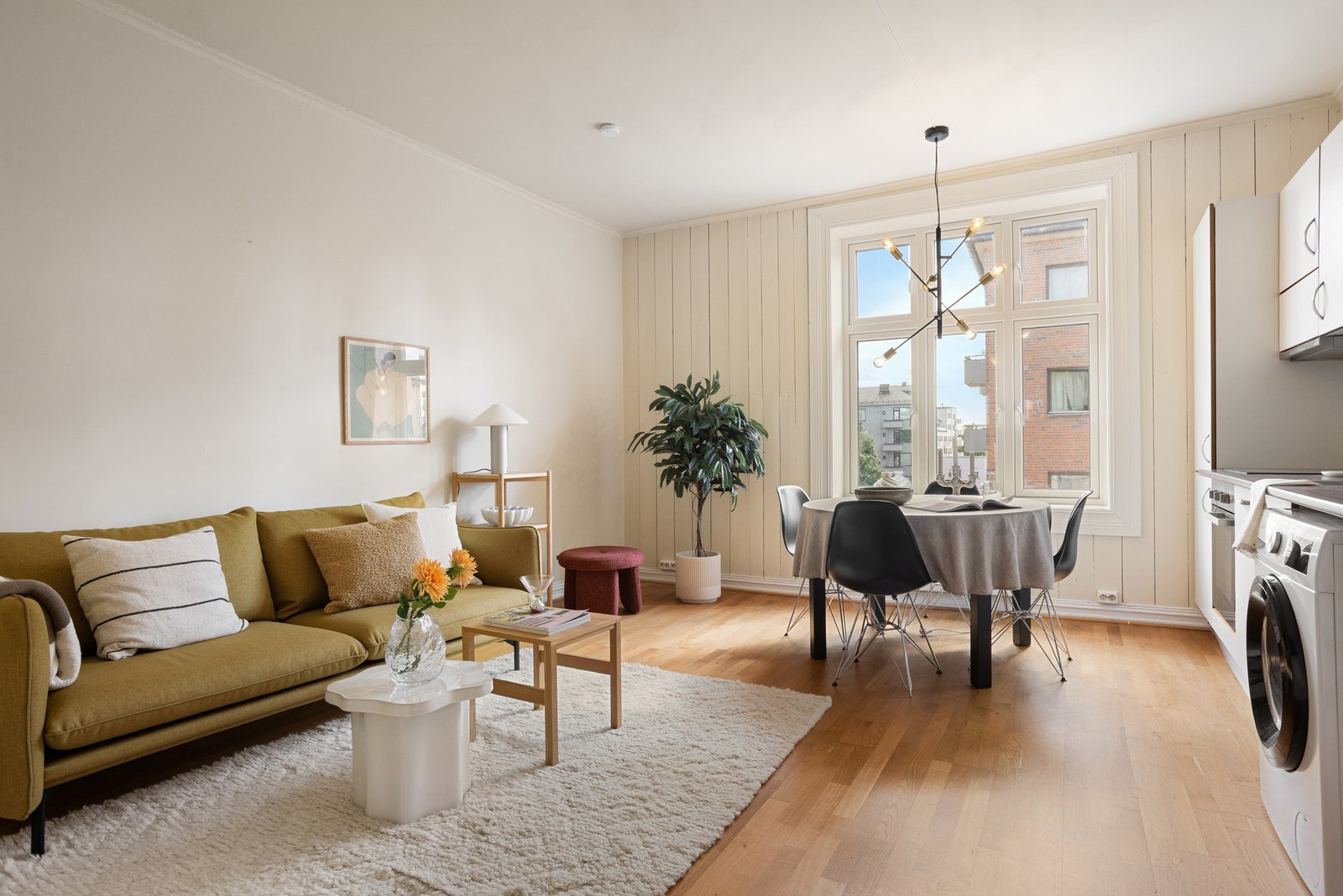 Boligens oppholdsrom er malt i lyse fargevalg og har parkett på gulv. Galleribilde