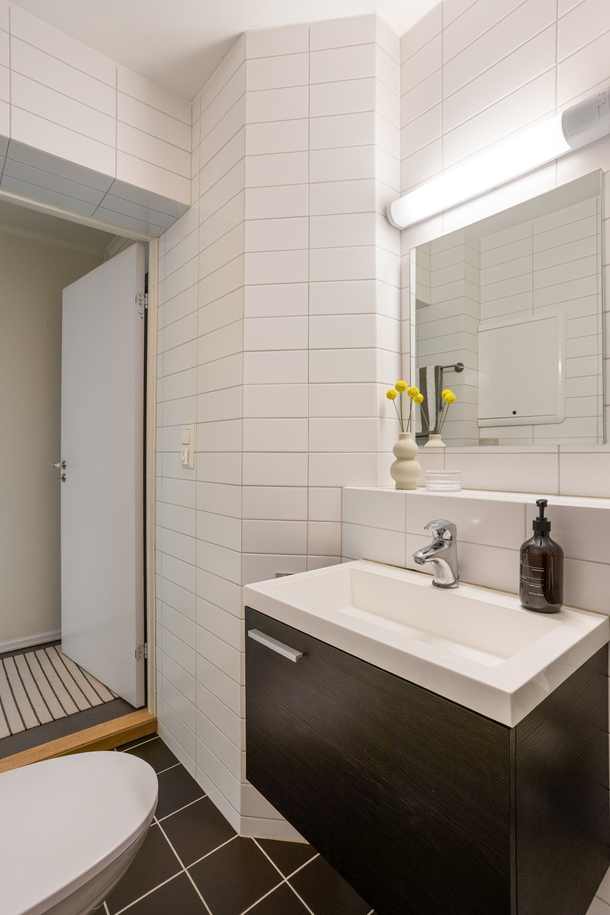 Videre er det servant på underskuff, speil med overlys og stikkontakt. Galleribilde