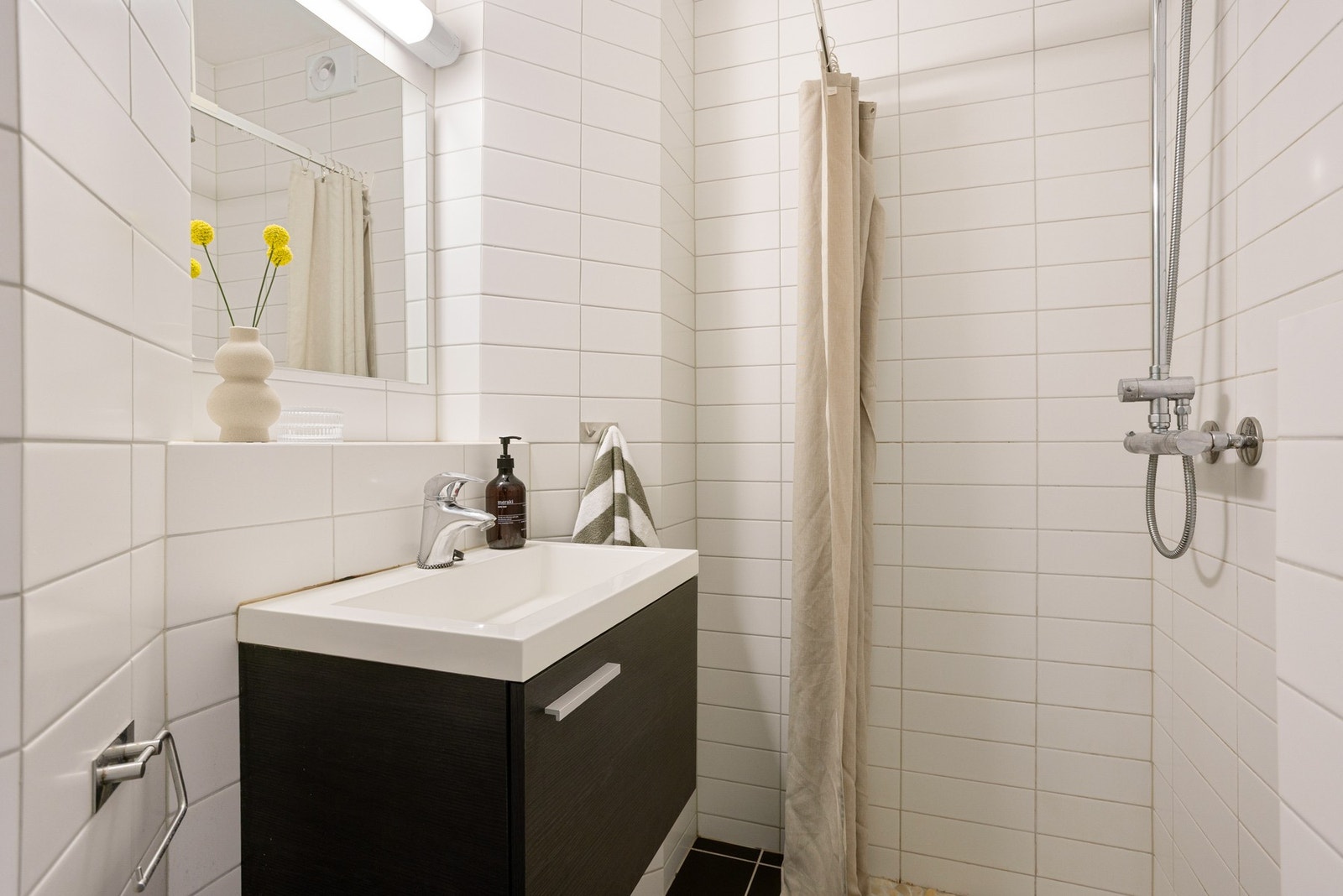 Lyst, flislagt bad fra 2011 med varme i gulv. Galleribilde