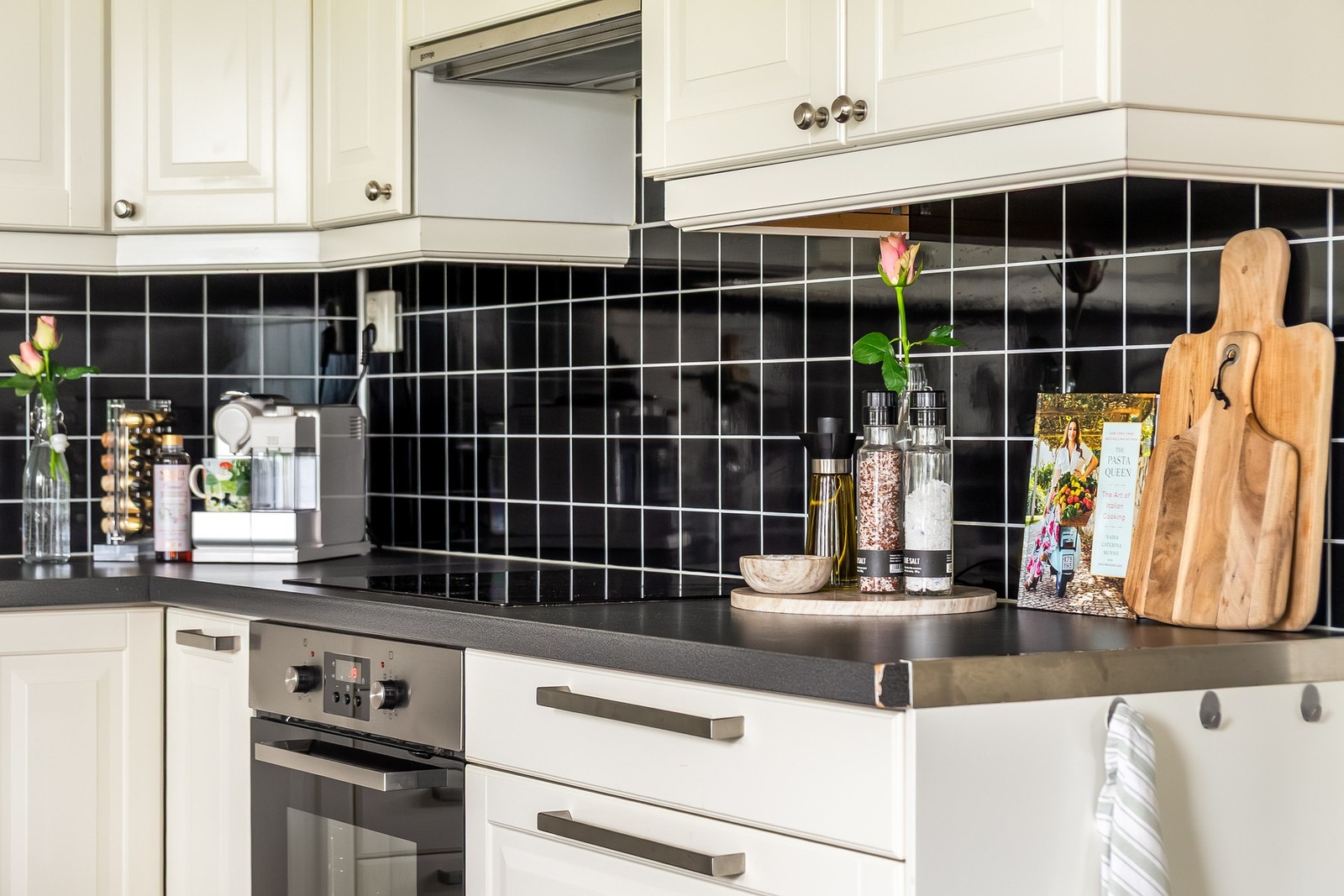 Kjøkkeninnredningen har godt med skap- og benkeplass. Integrerte hvitevarer. Galleribilde